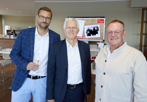 Volker Neumann (Managing Director JOM Group), Prof. Dr. Thomas Straubhaar und JOM-Grnder Michael Jschke feierten mit rund 150 Gsten das 25-jhrige JOM-Jubilum (v.l.n.r.) - Foto: JOM 